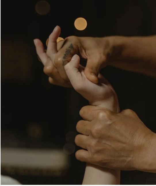 pression sur les points d'Energie d'une main - massage shiatsu