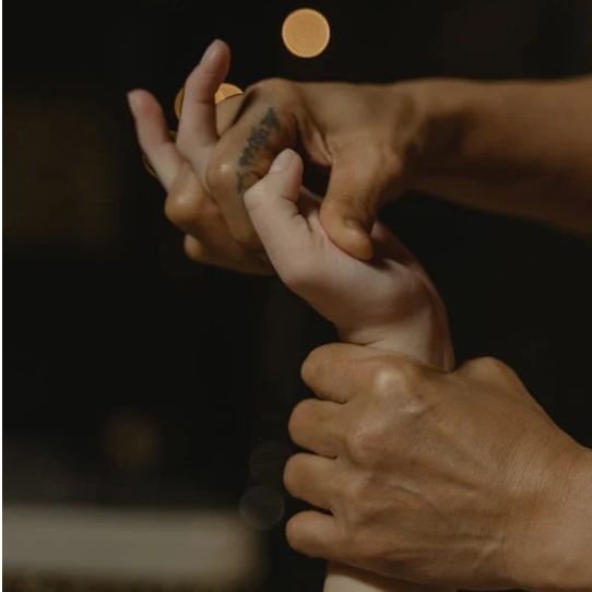 massage d'une main en shiatsu